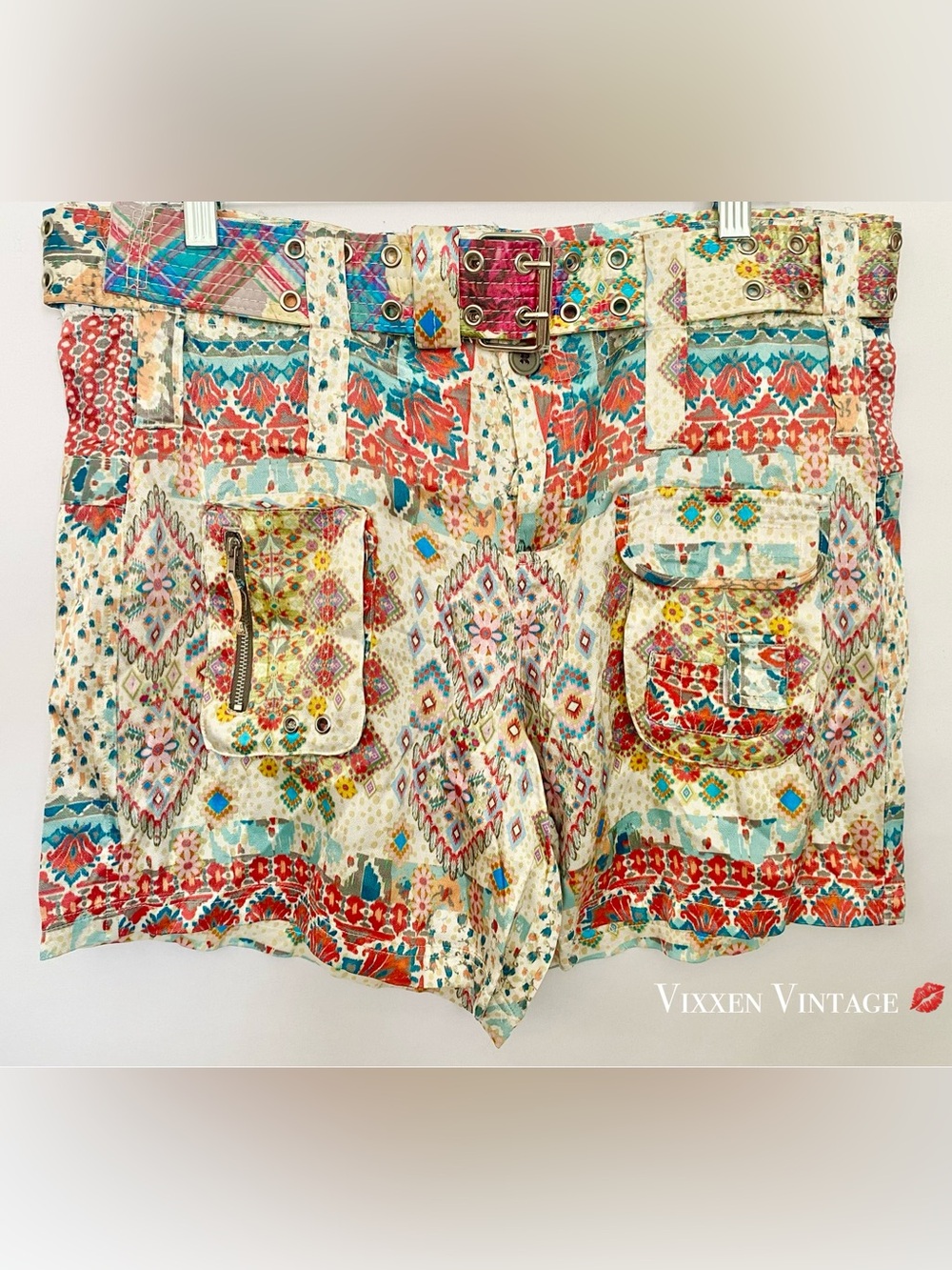 VINTAGE Y2K JOHNNY WAS ‘MICK SATIN BELTED CARGO SHORTS’ IN BANDANA PATCHWORK
